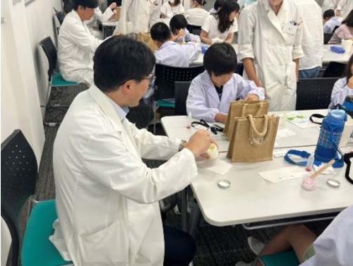 研究室で科学実験なども行った